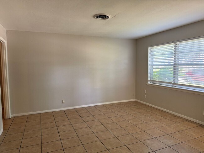 Building Photo - 409 E Lilly Ln