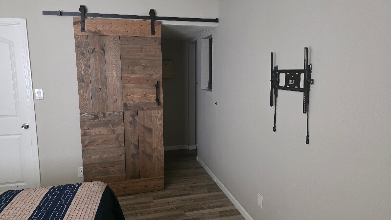 Building Photo - 4410 N Longview Ave