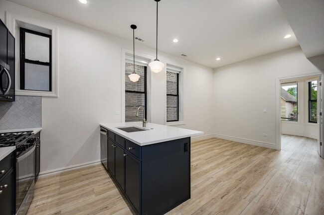 Building Photo - 1710 W Belmont Ave