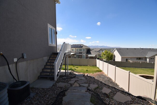 Building Photo - Spacious and Bright 5 Bed 3.5 Bath in Riverton!!