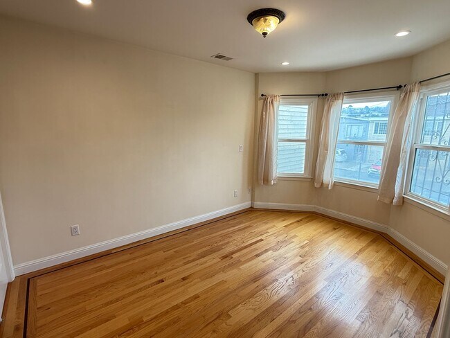 Building Photo - 882