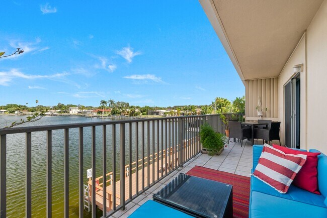 Building Photo - Waterfront Views! Fully updated 2/2 condo