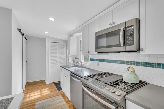 Building Photo - 629 Redmond Ave