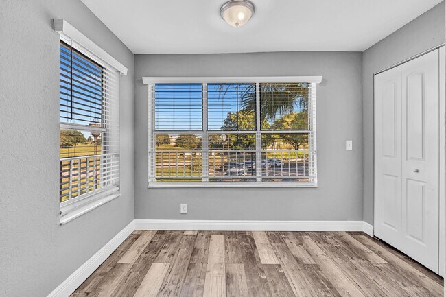 Building Photo - 3300 Pinewalk Dr N
