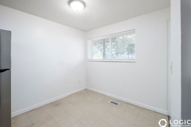 Building Photo - 1600 Ivy Cir