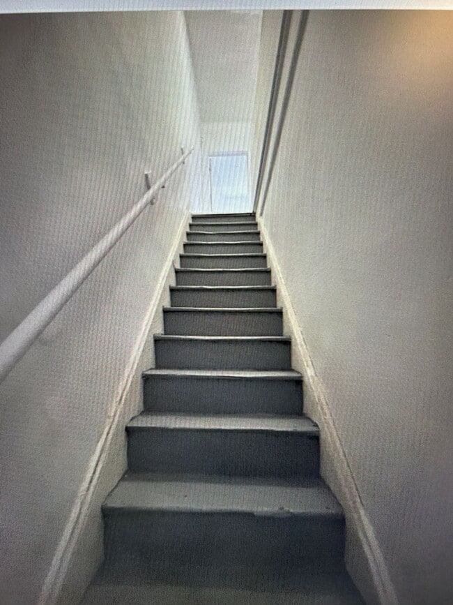 Building Photo - Large Victorian Style House