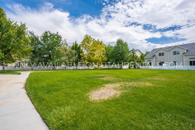 Building Photo - 1380 W Parkside Dr