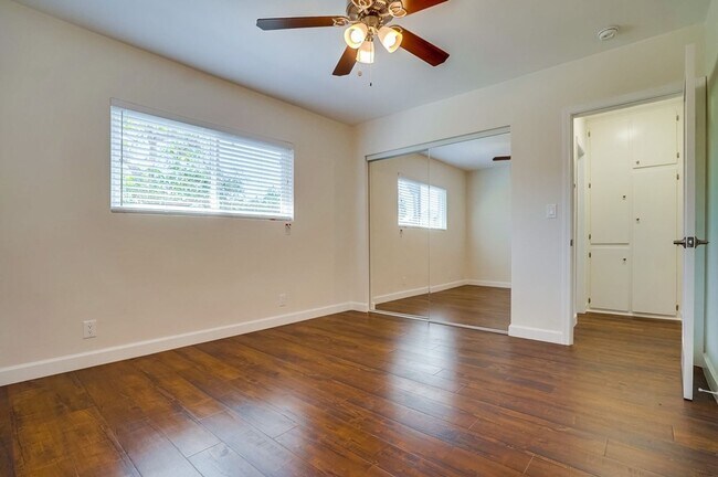 Building Photo - 633 W Hyde Park Blvd