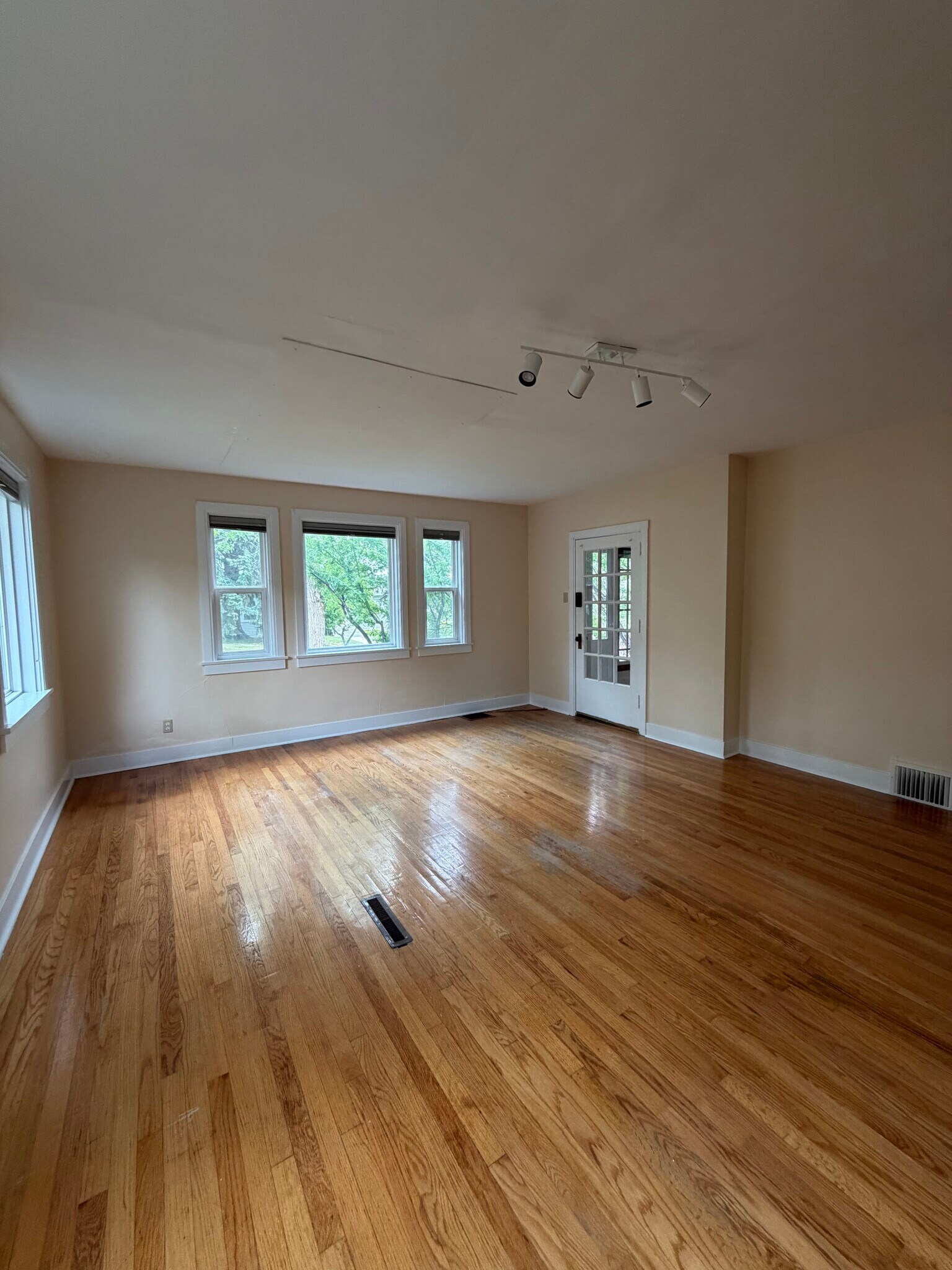 Building Photo - 725 Holter St