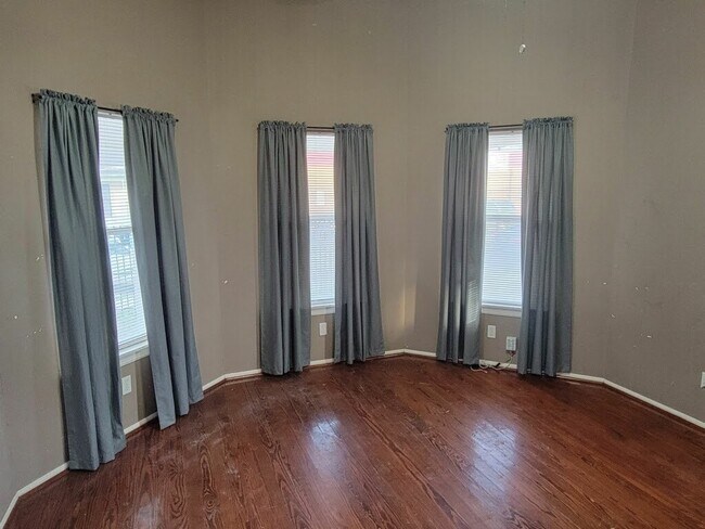 Building Photo - 1905 Chapman St