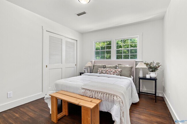 Building Photo - 7916 Valley View Dr SE