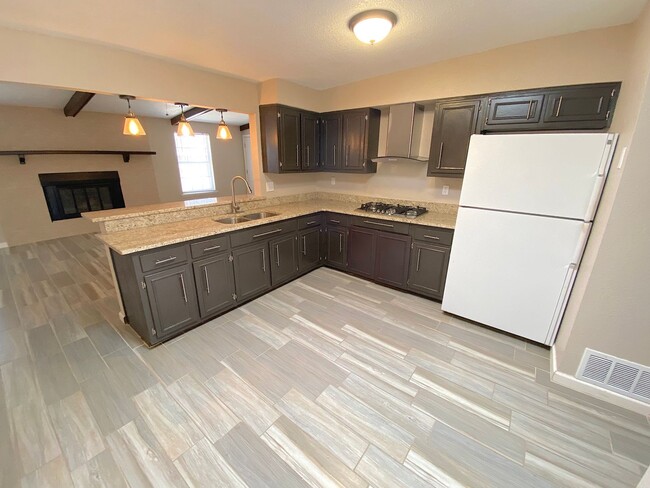 Building Photo - Northeast El Paso 3 bed with Refrig A/C