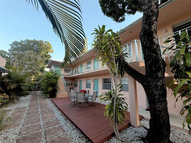 Building Photo - 10 SE 9th Ave