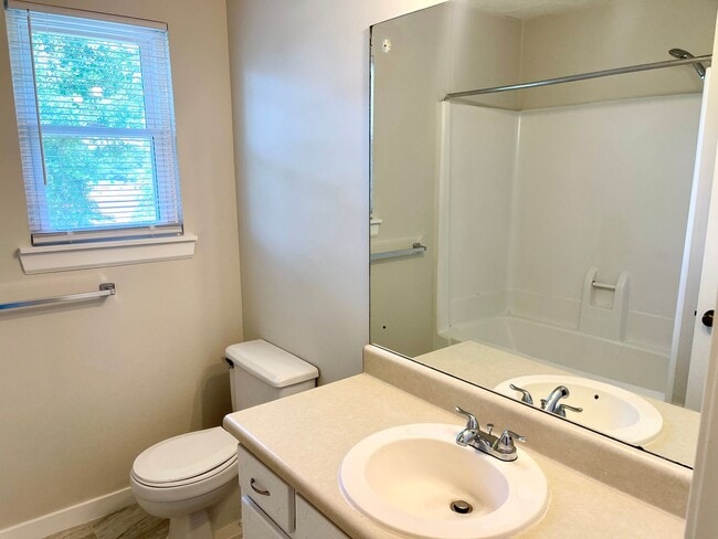 Building Photo - Welcome to this charming 2-bedroom, 1.5-ba...