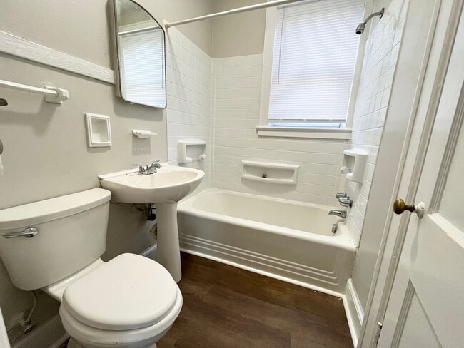 Building Photo - 905 Maple St