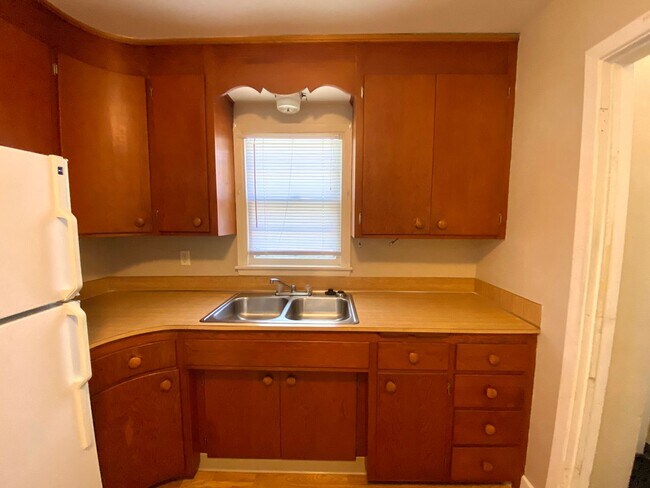 Building Photo - Gorgeous 5 Bed, 2 Bath House Near Concordia and MSUM!