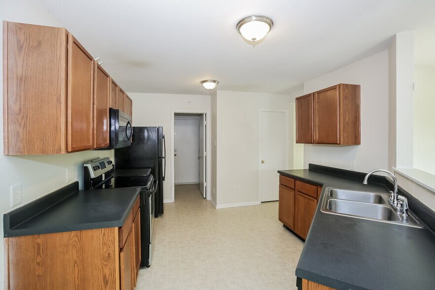 Building Photo - 7322 Fox Point Dr