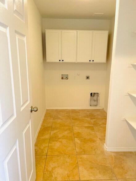 Building Photo - 604 Poncho Ln
