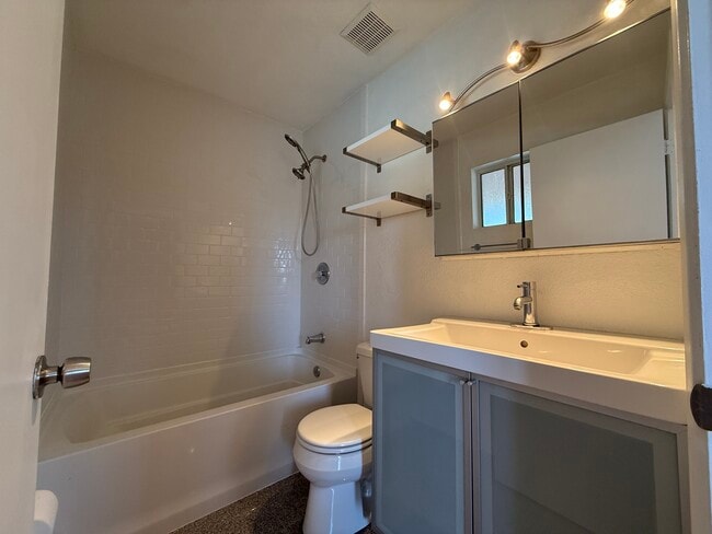 Building Photo - 3035 W 11th Ln