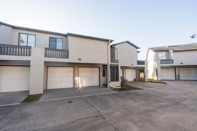 Primary Photo - 2/2.5 Gated Community near FSU with Water ...