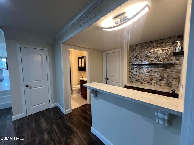 Building Photo - 334 W Avenida De Las Flores