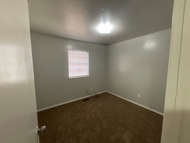 Building Photo - 3 bed. 1.5 bath 2 living areas