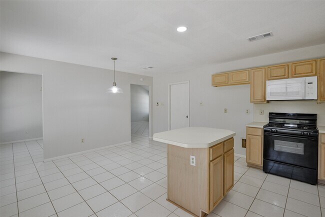 Building Photo - 2311 Old Oak Ln