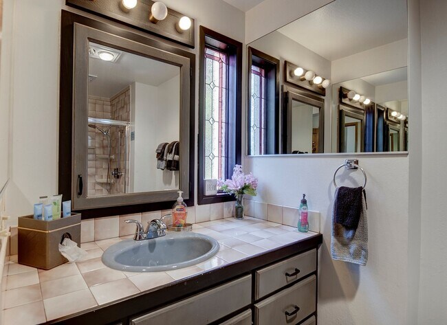 Building Photo - 3 Bedroom 2.5 bathroom spacious home with views of marina and downtown Oak Harbor