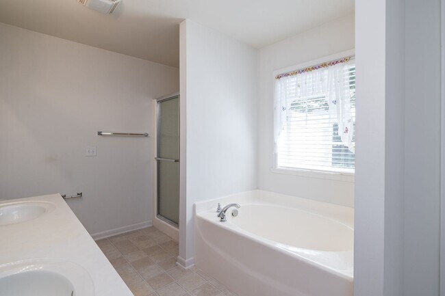 Building Photo - Charming Residence with Modern Amenities and Community center access