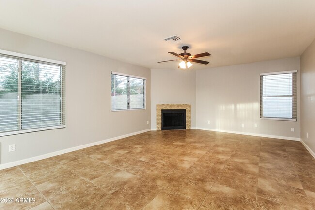 Building Photo - 6646 W Sunnyside Dr
