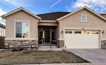 Building Photo - Luxury Furnished Basement Unit 2 Bed 1 Bath with Utilities Included!