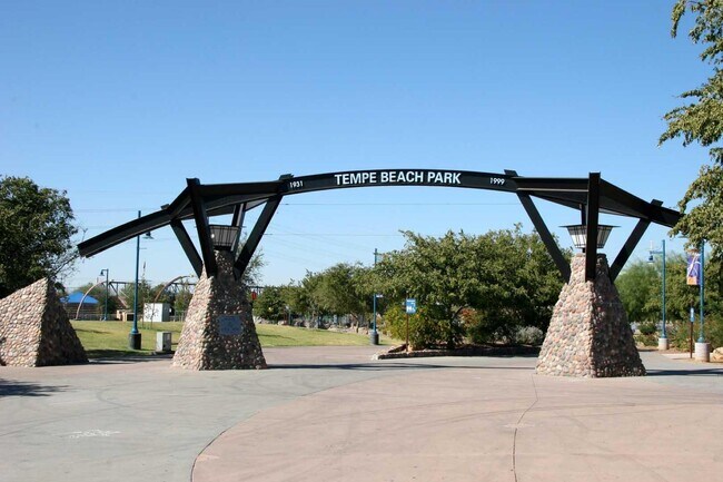 Building Photo - 716 W 11th St