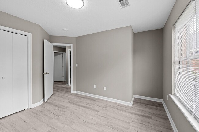 Building Photo - 1856 S Barton Dr