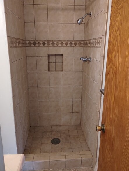 Building Photo - 4806 Nob Hill Dr