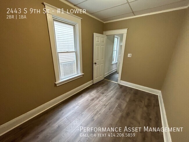 Building Photo - South Side 2 bed lower unit!