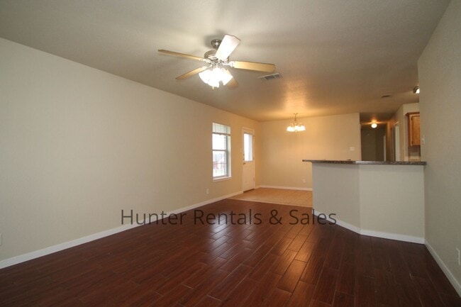 Building Photo - Spacious Duplex!