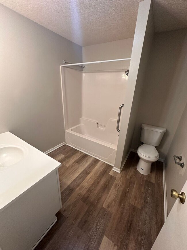Building Photo - $1195 - 3 bedroom/ 2.5 bathroom - Townhome...
