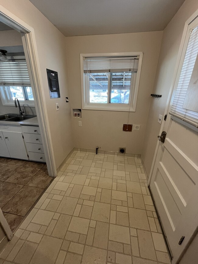 Building Photo - 1165 S Main St