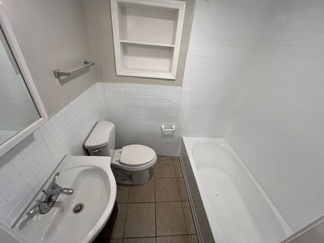 Building Photo - 809 1/2 W Warren St-