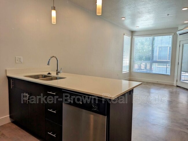 Building Photo - 965 S 200 W