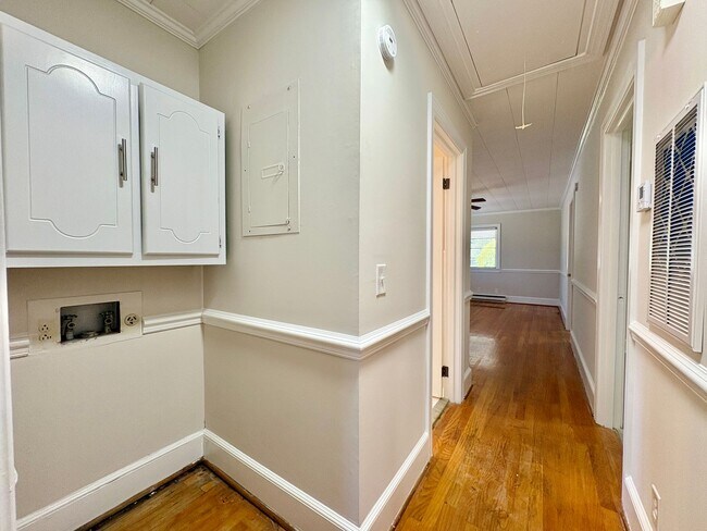 Building Photo - Adorable 2 Bedroom Home in the Heart of Nashville!