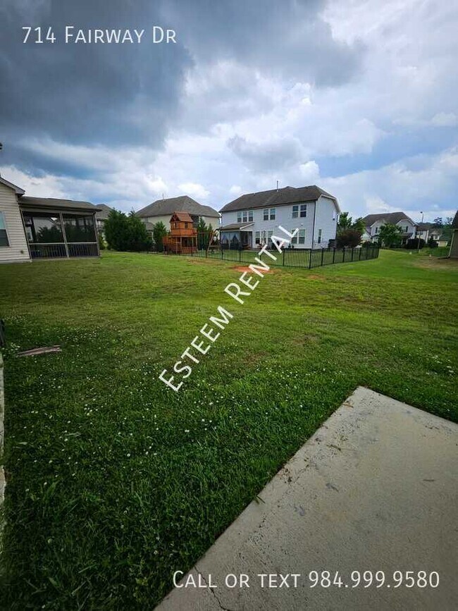 Building Photo - 714 Fairway Dr