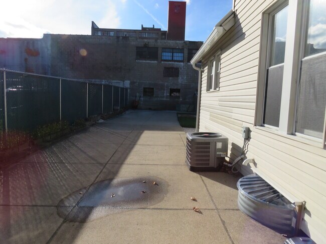 Building Photo - 2002 Cottage Ave