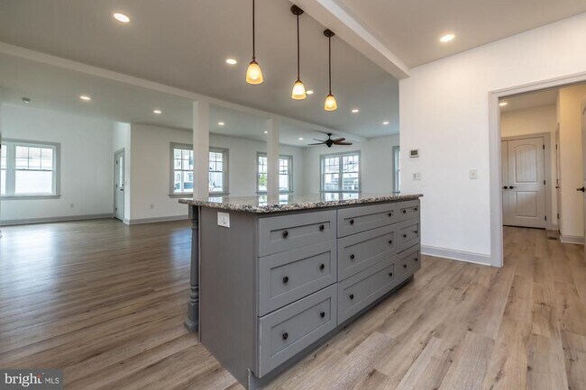 Building Photo - 411 James St