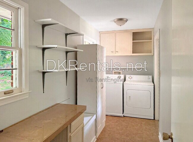 Building Photo - 1580 Bainbridge Ln