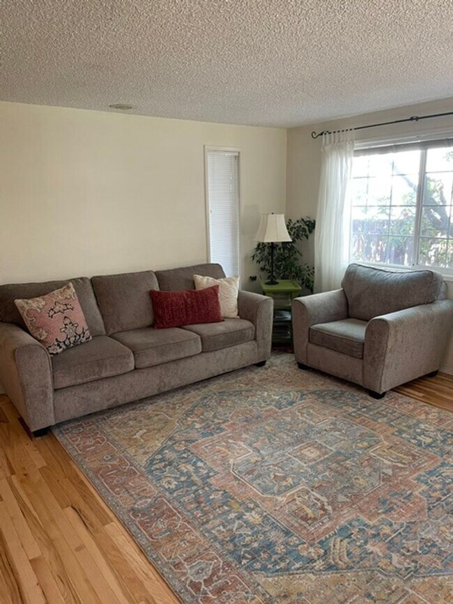 Building Photo - 2-Bedroom 1 1/2-Bathroom duplex