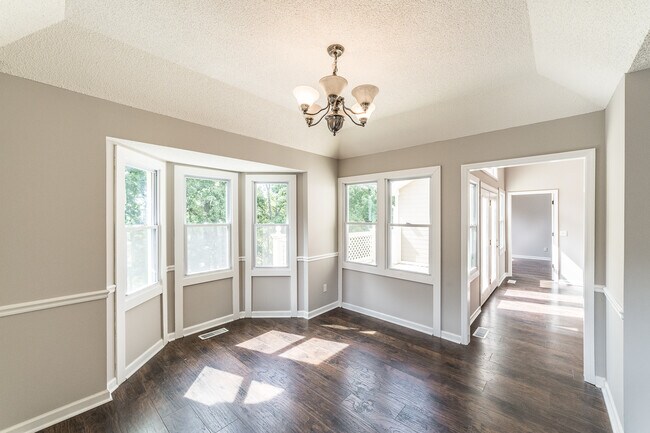 Building Photo - 2014 Fairway Hills Dr