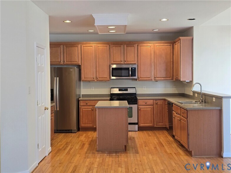Building Photo - 9521 Pine Trails Ct