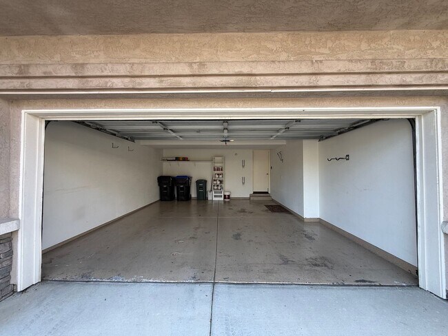 Building Photo - Comfortable 2BD/2BA Townhome in Carmel Mountain Ranch with Community Pool, Attached Garage & In-U...