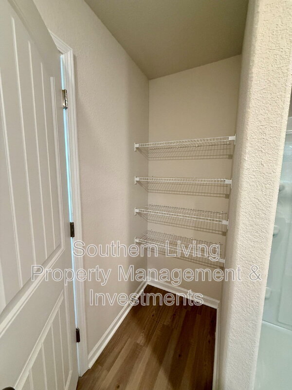 Building Photo - 3047 Cres Lk Ln